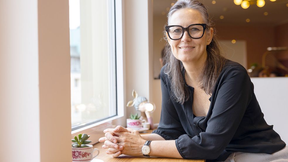 Das Café Carl in der zweiten Etage bei Schäffer hat ein neues Desgin erhalten. Vanessa Waldvogel erklärt, worauf Sie bei der Zusammenstellung der Deko geachtet hat. Hier sitzt sie an ihrem Lieblingsplatz. Foto: Carina Hindersmann