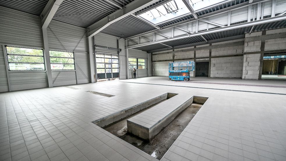 Ein Blick in die Werkstatthalle: Hier wird es insgesamt sieben Arbeitsbühnen geben. Foto: Klaus Ortgies