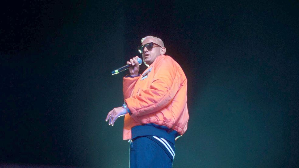 So kennen viele Fans Haftbefehl, als umjubelten Star auf der Bühne. Foto: --/Netflix /dpa