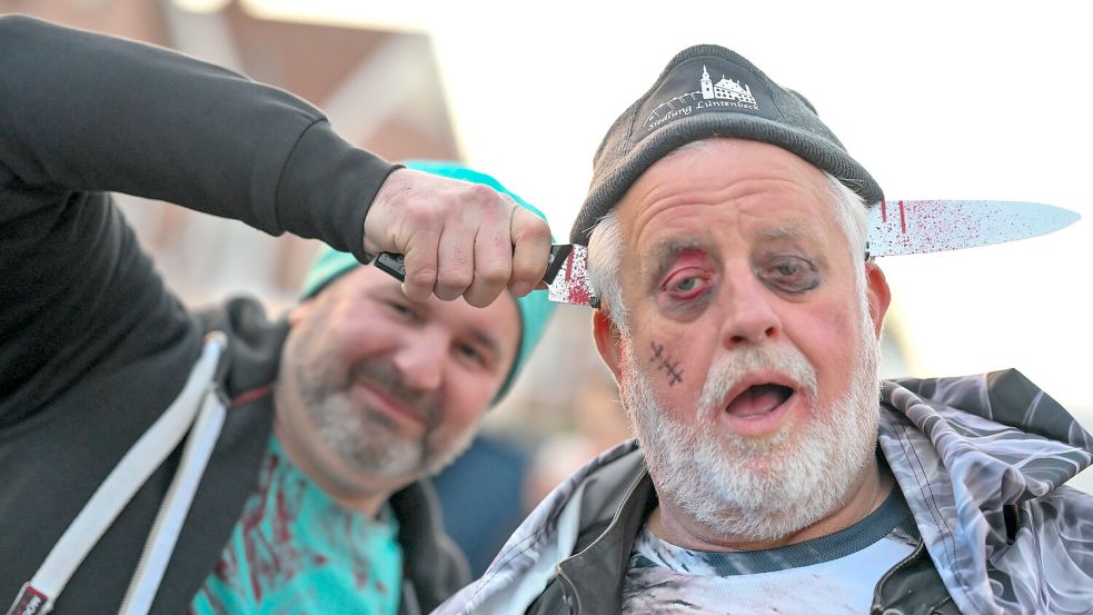 Einige legen sich für ihre Kostüme richtig ins Zeug. Foto: Klaus Ortgies