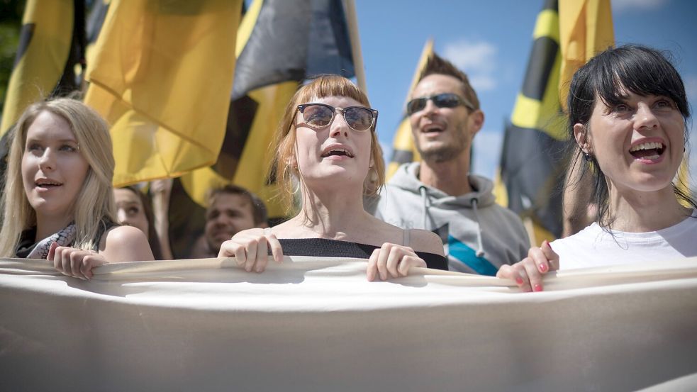 Frauen sollen der rechtsextremen Szene ein freundliches Gesicht verleihen und helfen, anschlussfähiger zu werden. Hier marschieren sie mit der Identitären Bewegung durch Berlin. Foto: imago/Christian Mang