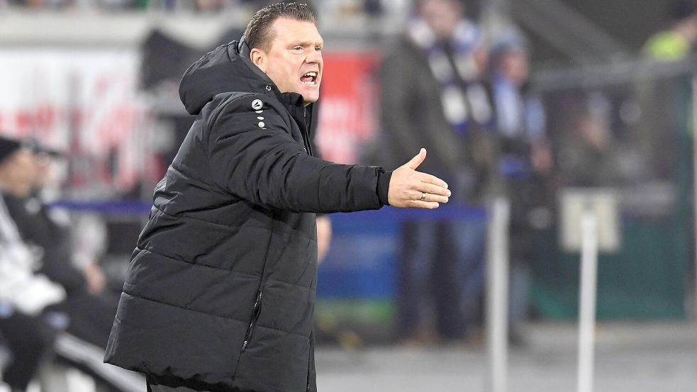 Beim Ruhrpott-Derby zwischen dem MSV Duisburg und Rot-Weiss Essen kam es abseits des Feldes zu unschönen Szenen, die RWE-Trainer Uwe Koschinat deutlich kritisierte. Foto: IMAGO/Eibner