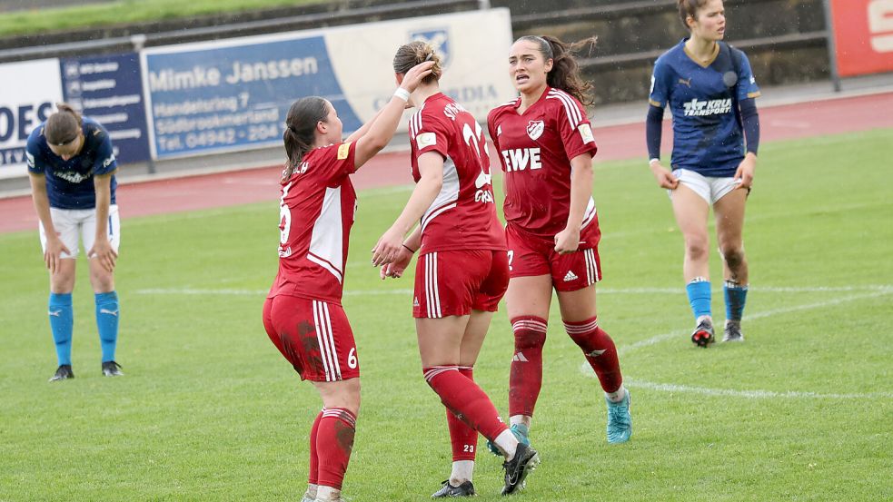Die Auricherinnen bejubeln das 2:0 von Dorothea Greulich (Mitte). Foto: Helmut Vortanz