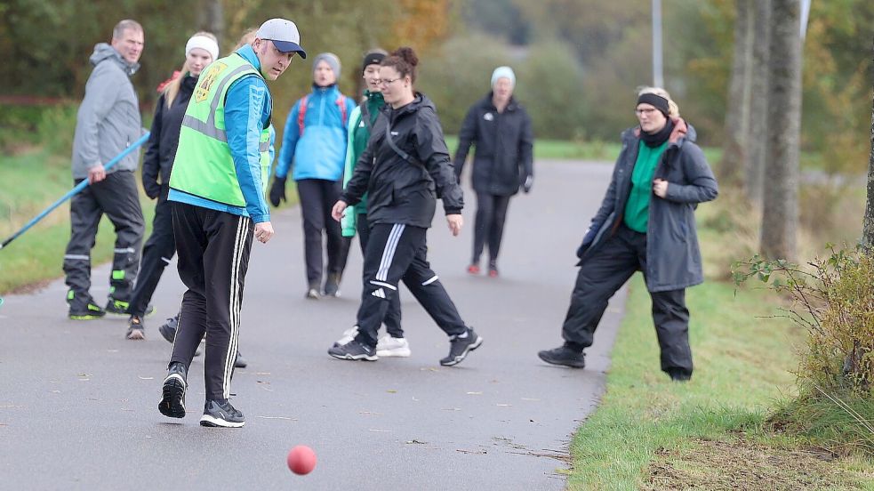 Rahes Vereinsvorsitzender und Anweiser in der Gummigruppe, Arno Penning, hat die rote Kugel fest im Blick. Fotos: Wilfried Gronewold