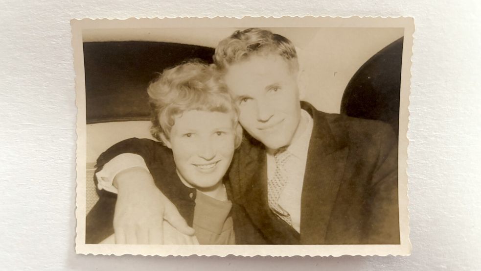 Dini und Gerhard Boomgaarden in ihren Zwanzigern. Damals waren sie in dem Auto eines Freundes unterwegs zum Gallimarkt nach Leer. Foto: Privat