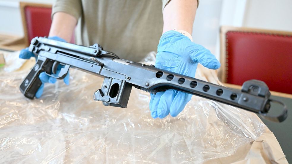 Die Polizei präsentierte sichergestellte Waffen. Foto: Federico Gambarini/dpa