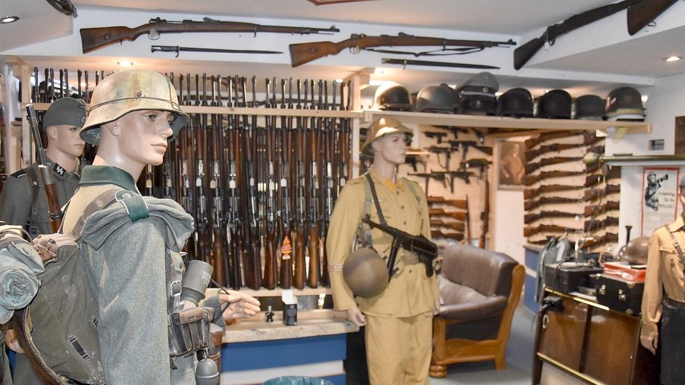 Unzählige Weltkriegswaffen, Wehrmachtsuniformen und auch aktuellere Kriegswaffen fanden die Beamten im Keller eines Hauptbeschuldigten. Foto: --/Polizei Wuppertal/dpa