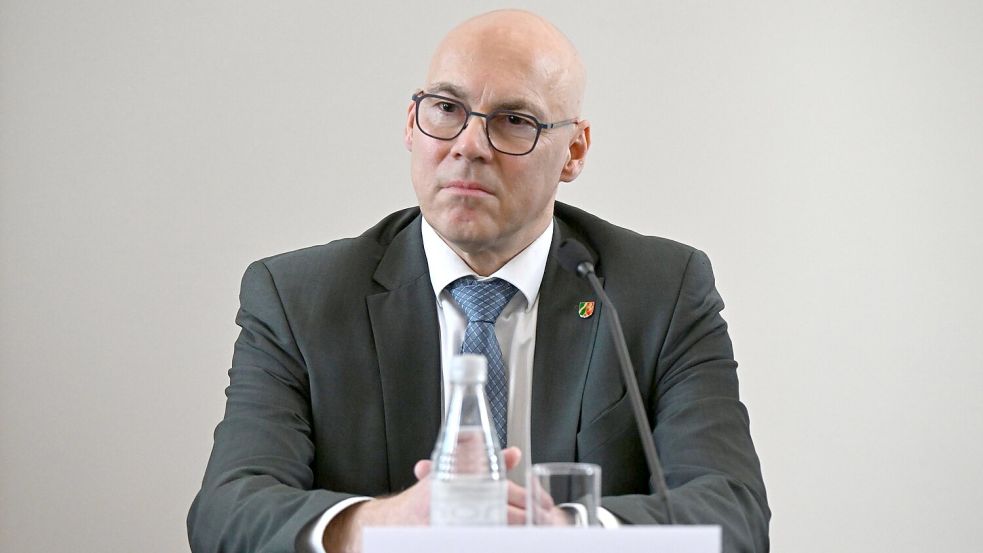 Mit den Waffen hätten Kriminelle verheerende Verbrechen verüben können, sagt Oberstaatsanwalt Wolf-Tilman Baumert. Foto: Federico Gambarini