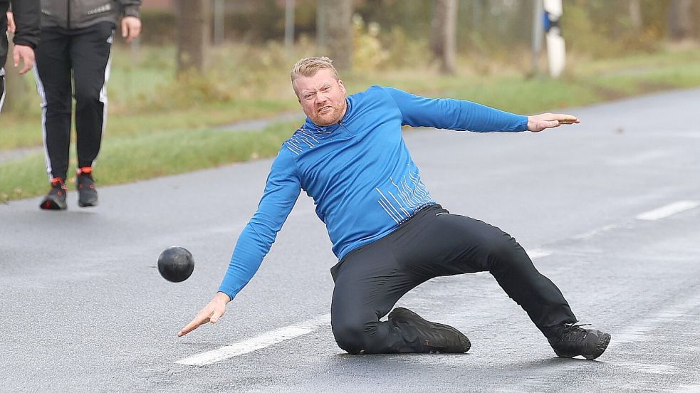 Der Pfalzdorfer Stephan Bünting hatte Probleme auf der rutschigen Straße. Fotos: Wilfried Gronewold
