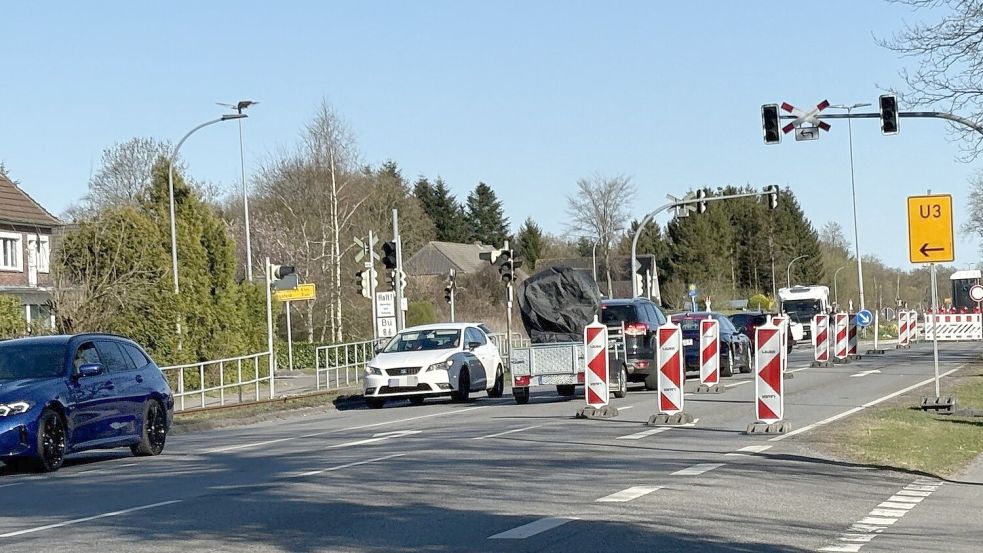 Die Bundesstraße war im Zuge der Bauarbeiten gesperrt. Ein Sicherheitsdienst überwachte die Absperrungen. Foto: Karin Böhmer