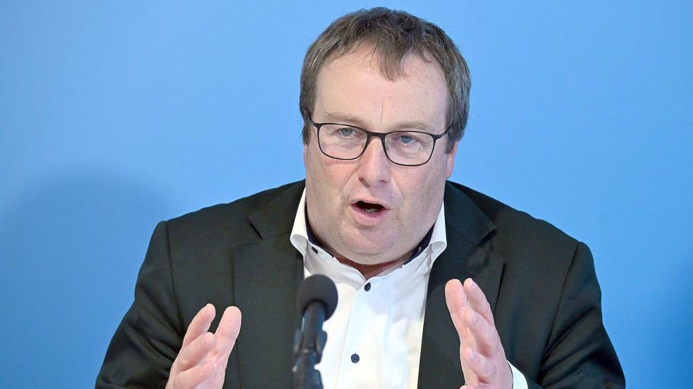 NRW-Verkehrsminister Krischer hat eine Warnung an seinen Amtskollegen im Bund. (Archivbild) Foto: Federico Gambarini