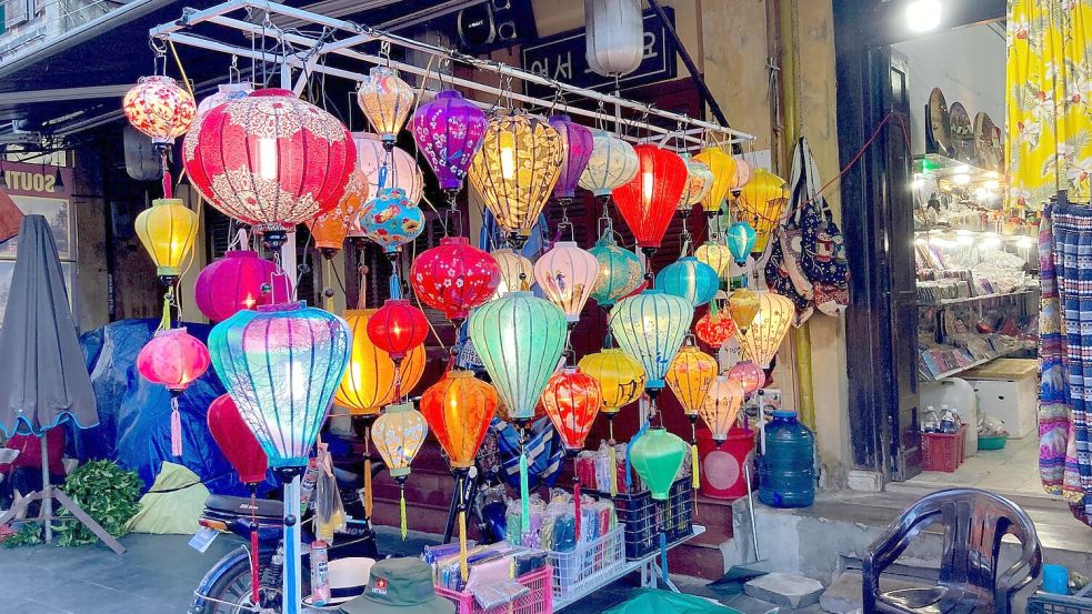 Hoi An ist für seine malerische Altstadt und seine bunten Lampions weltweit berühmt. (Archivbild) Foto: Carola Frentzen