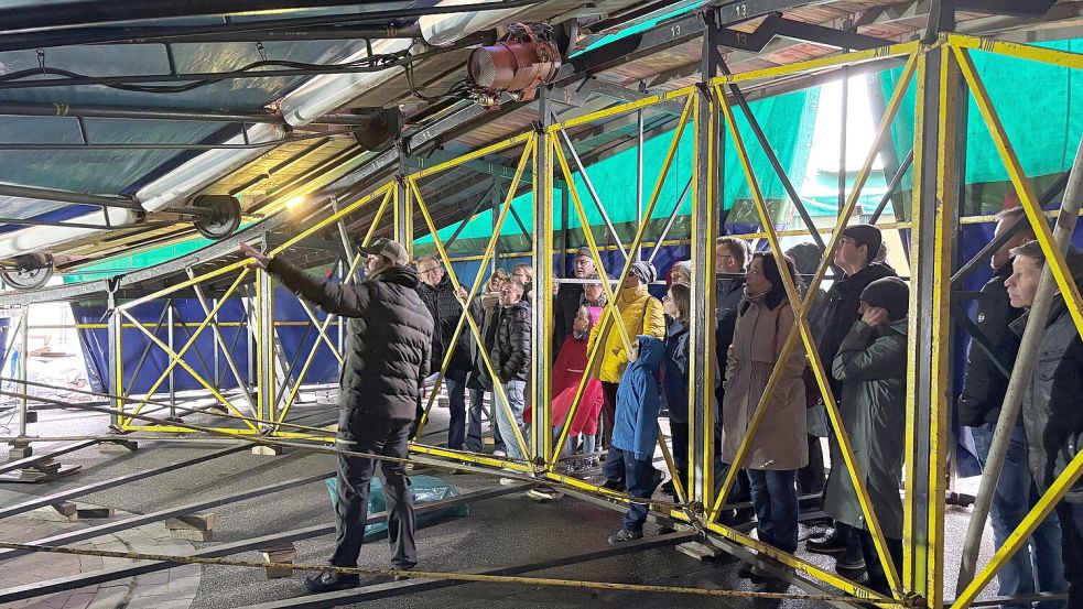 Backstage wörtlich genommen: Schausteller Ralf Langenscheidt führte die Tour-Teilnehmer auch unter seine Berg-und-Talbahn „Hot Snow“. Foto: Udo Hippen