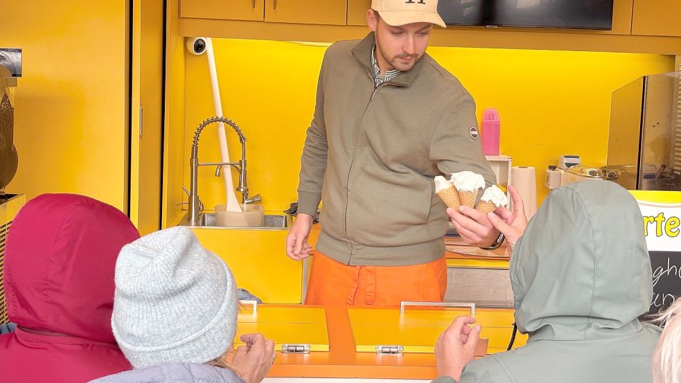 Zu Besuch am „Eis-Palast“: Aus den Händen von Betreiber Thomas Wilken gab es für jeden Tour-Teilnehmer eine Tüte Schausteller-Eis zur Kostprobe. Foto: Udo Hippen