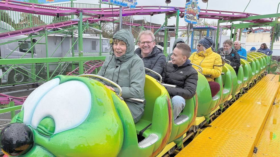 Spaß für Jung und Alt: Die Fahrt mit der Achterbahn „Family Coaster“ sorgte für jede Menge Gaudi. Foto: Udo Hippen