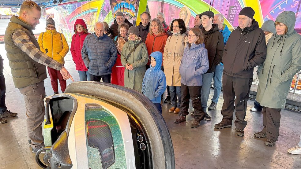 So funktioniert ein Autoscooter: Betreiber und Schaustellerchef Timo von Halle (links im Foto) legt zur besseren Demonstration ein Fahrzeug auf die Seite. Foto: Udo Hippen