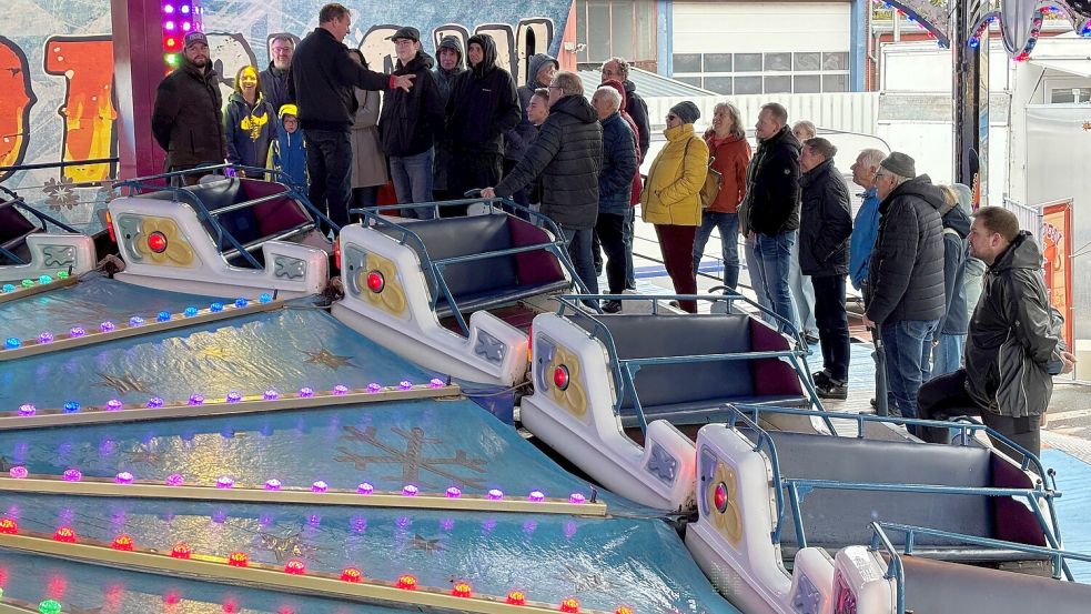 Dieses Kult-Karussell ist vielen Aurichern in bester Erinnerung: Auf den Jahrmärkten der 1980er-Jahre war die Berg-und-Talbahn mit dem Namen „Hit in 2000“ ein beliebter (Knutsch-)Treffpunkt auf dem Marktplatz. Foto: Udo Hippen