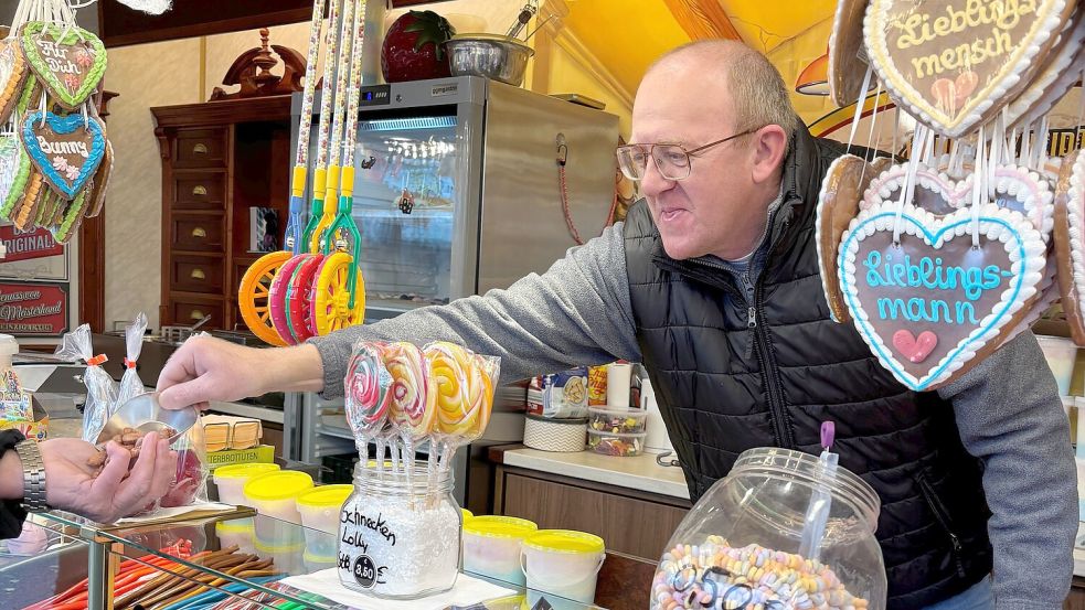 Familientradition zur Kostprobe: Schausteller Franz Langenscheidt begrüßte die Gruppe an seiner Mandelbrennerei und berichtete von altem Handwerk und modernen Rezepturen. Foto: Udo Hippen