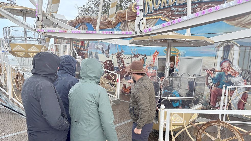 Von der Küste in die Hauptstadt: Betreiber Gino Glöss (rechts im Foto) erklärte nicht nur den Aufbau seines Riesenrades, sondern animierte die Teilnehmer auch zu einer Tour in dem XXL-Fahrgeschäft. Foto: Udo Hippen