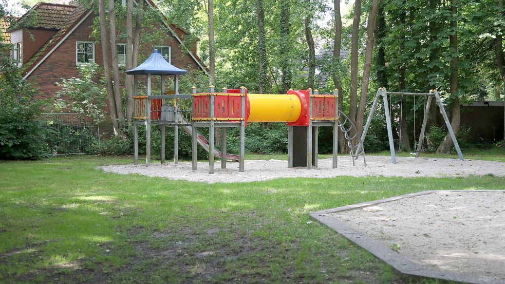 Der Spielplatz an der Schulstraße in Aurich bietet zwar viel Schatten. Aber er wurde als Sorgenkind genannt. Foto: Romuald Banik