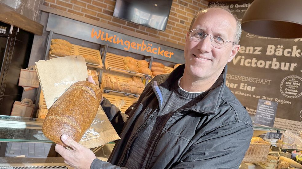 Martin Lorenz zeigt Unverständnis darüber, dass Bäckereien mehr auf Fertigprodukte setzen. Er handhabt das anders. Foto: Pia Pentzlin