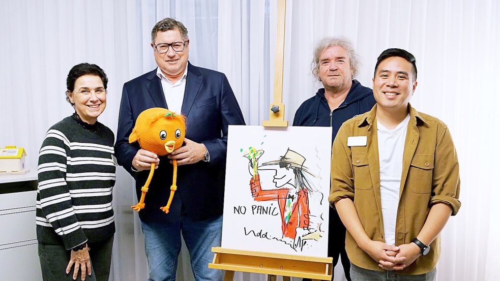 Auf hohe Summen bei der Auktion hoffen die Botschafterin des Ambulanten Osnabrücker Hospiz, Heike Bechlem, der Vorsitzende Jörg Heckenkamp, der Initiator der Auktion Dirk Sazalowski sowie Chung Yin Tang, leitender Koordinator des Hospiz. Foto: Monika Vollmer