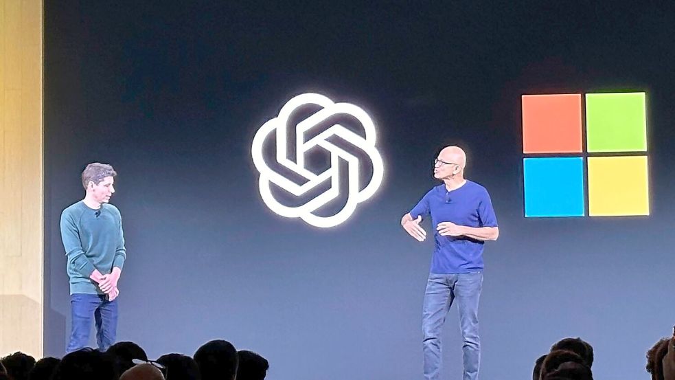 Microsoft-Chef Satya Nadella (rechts im Bild) war ein früher Unterstützer von OpenAI und des Mitgründers Sam Altman. (Archivbild) Foto: Barbara Ortutey/AP/dpa