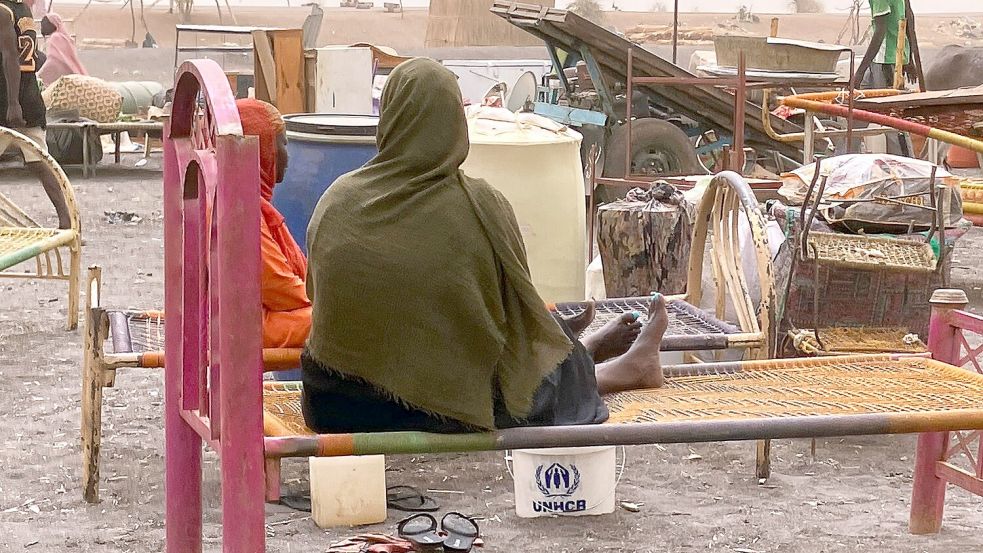 Geflüchtete Frauen aus dem dem Sudan mit ihrer Habe. Der Machtkampf im Sudan, der seit Mitte April 2023 andauert, hat die nach UN-Angaben weltweit größte Flüchtlingskrise mit mehr als zwölf Millionen Geflüchteten ausgelöst. Foto: Eva-Maria Krafczyk/dpa