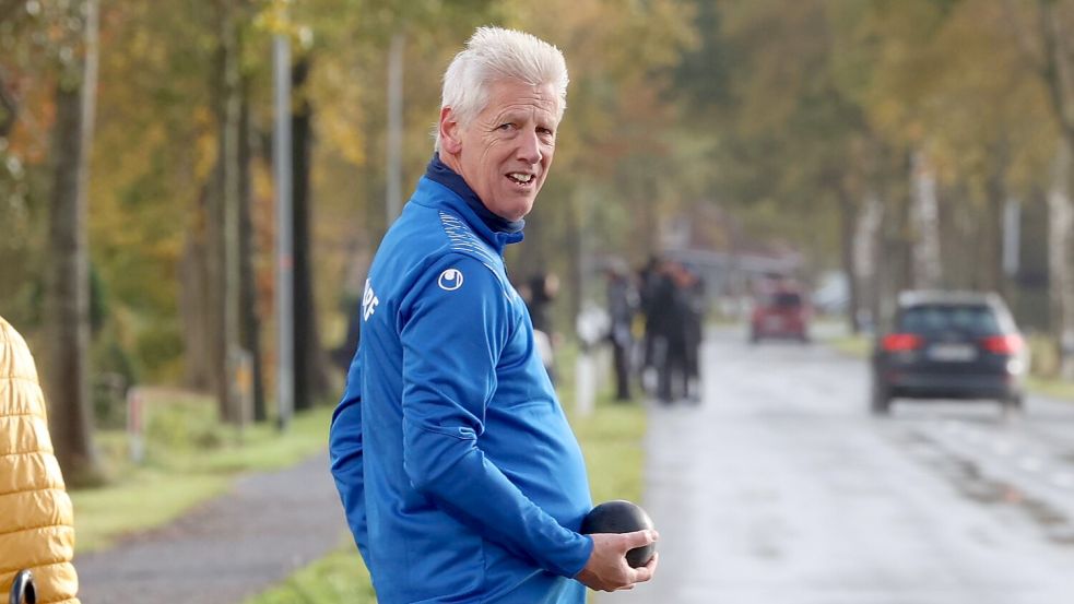 Der skeptische Blick des Pfalzdorfer Kapitäns Frido Walter täuscht. Seine Mannschaft gewinnt in Ludwigsdorf deutlich. Foto: Wilfried Gronewold