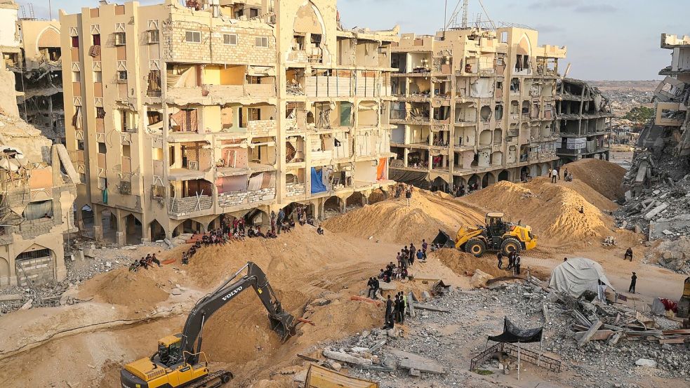 Ägyptische Arbeiter suchen mit schwerem Gerät nach sterblichen Überresten von Geiseln. (Archivbild) Foto: Jehad Alshrafi/AP/dpa