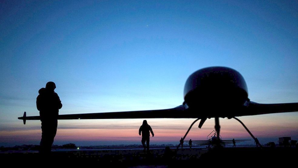 Ukrainische Drohnen fliegen inzwischen weit ins russische Hinterland hinein. (Archivbild) Foto: Evgeniy Maloletka/AP/dpa
