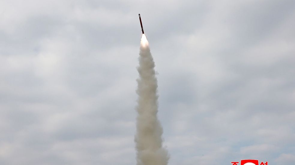 Kurz vor dem Trump-Besuch in Südkorea testet Nordkorea mehrere Marschflugkörper. Foto: Uncredited/KCNA via YNA/dpa