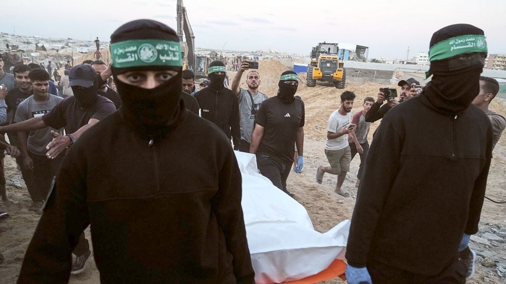Die Hamas will zwei weiteren Geiseln in Gaza geborgen haben. (Archivbild) Foto: Jehad Alshrafi/AP/dpa