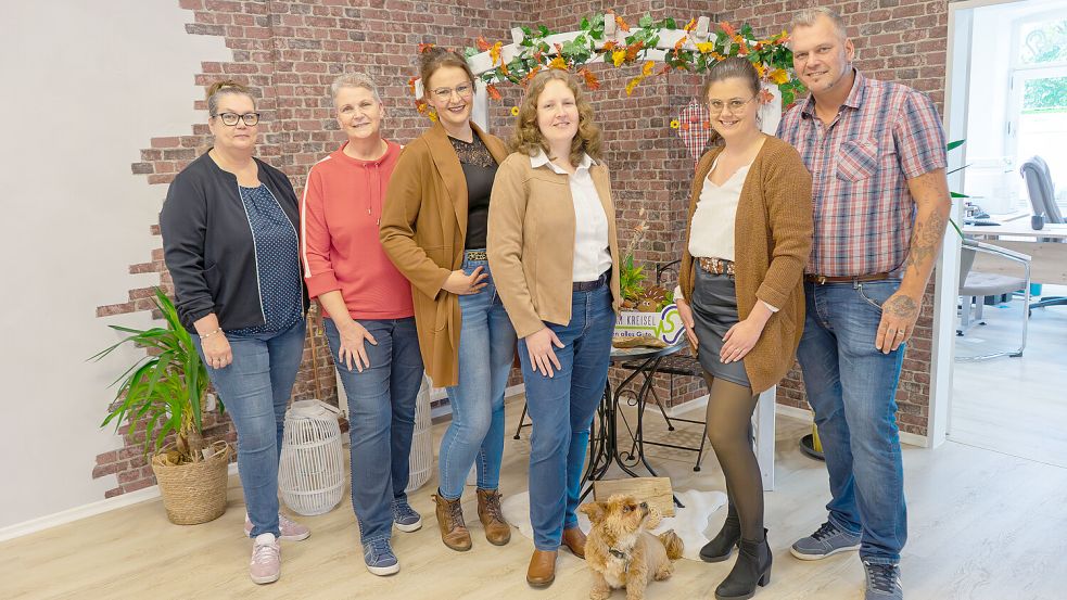 Ein starkes Team sorgt für gutes Hören (von links): Elke Redenius (Fachassistentin für Hörgeräteakustiker), Antje de Groot (Verwaltung), Marina Peters (Schmuck), Kristina Basmer (Hörgeräteakustikmeisterin) sowie Hörgeräteakustikmeisterin Tanja Goldenstein und Ehemann Sven Goldenstein. Bilder: kms InterMedia