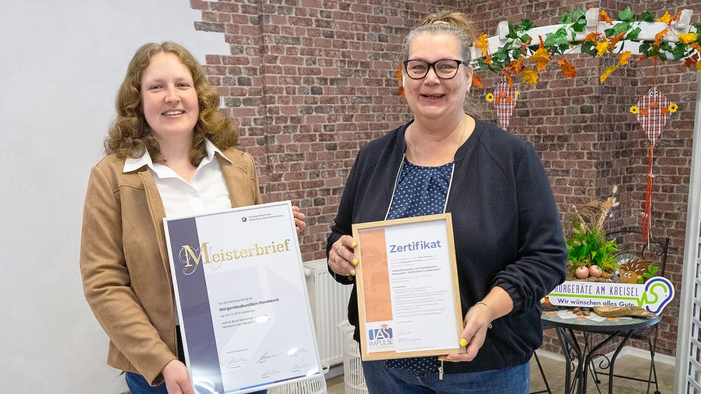 Kristina Basner ist frischgebackene Hörgeräteakustikermeisterin (links), Elke Redenius Fachassistentin für Hörgeräteakustiker.