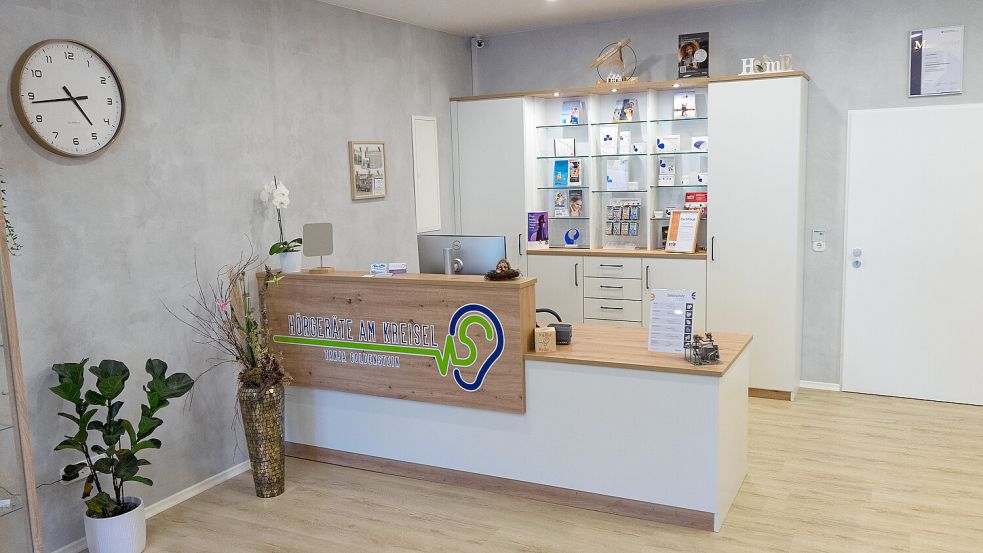 Der Fachbetrieb bietet auch Schmuck für Hörgeräte und vieles mehr an.