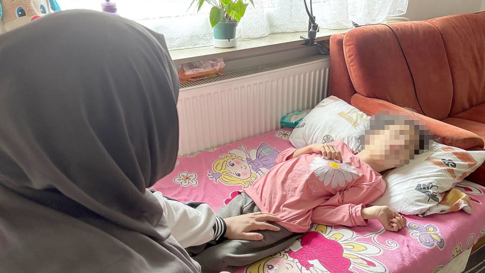 Khadija Kalil muss sich den ganzen Tag um ihre Tochter Isra kümmern. Sie ist schwerbehindert. Foto: Lars Löschen