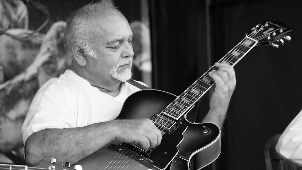 Auf der Bühne fühlte sich der Osnabrücker Jazz-Gitarrist Danny Weiss am wohlsten. Nun ist er gestorben. Foto: Horst Troiza