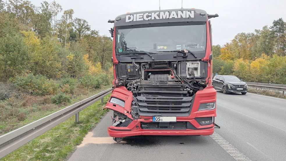 Bei einem Unfall auf der A30 in Richtung Niederlande sind zwei Laster zusammengeprallt. Foto: NWM-TV