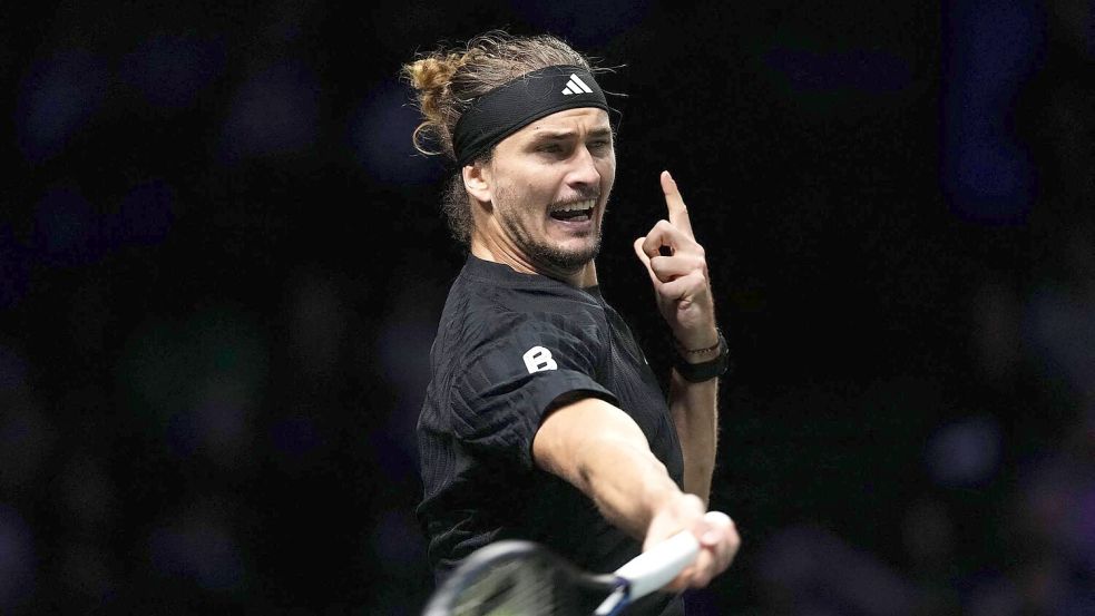 Alexander Zverev tat sich in seinem Auftaktmatch in Paris schwer. Foto: Dimitar Dilkoff/AFP/dpa