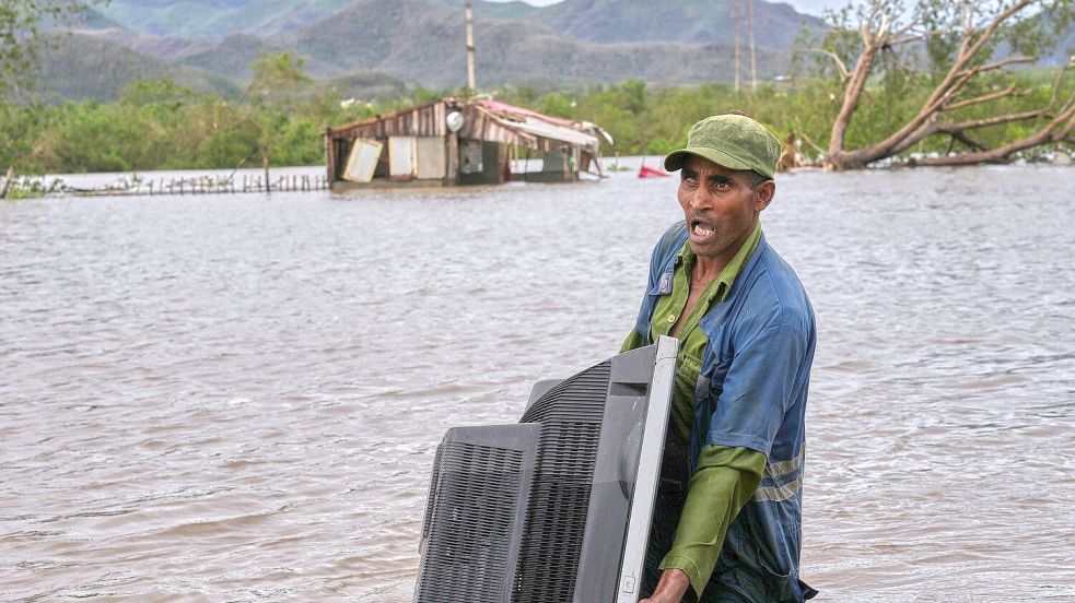 Der Sturm hat bisher mehr als 30 Menschen getötet und schwere Überschwemmungen verursacht. Foto: Ramon Espinosa/AP/dpa