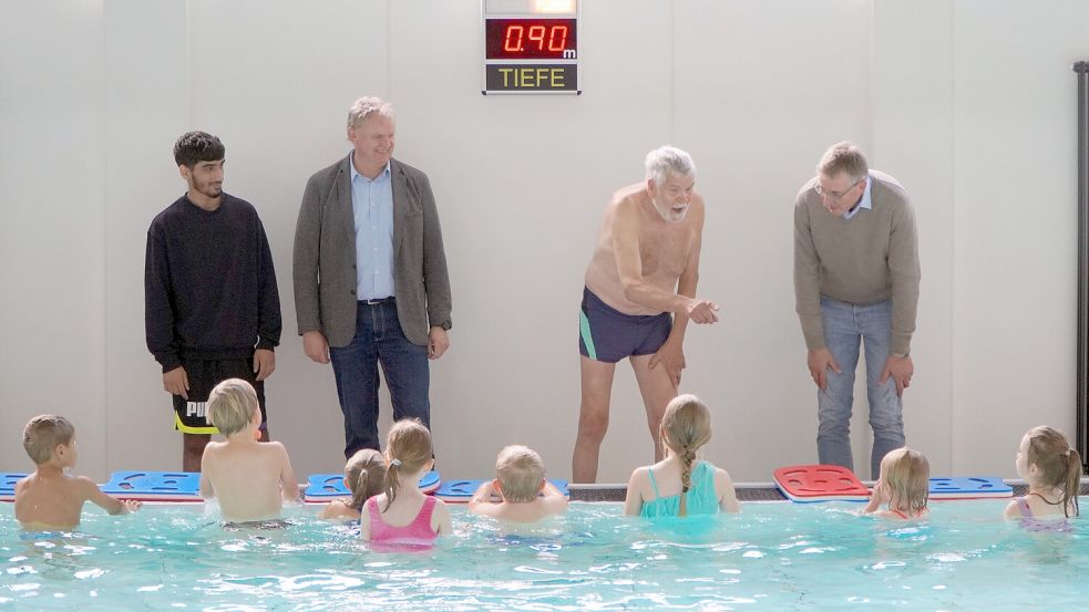 Bürgermeister Thomas Erdwiens (2. von links) besuchte einen Kurs in der Schwimmhalle Moordorf.Foto: M. Dirksen/Gemeinde Südbrookmerland