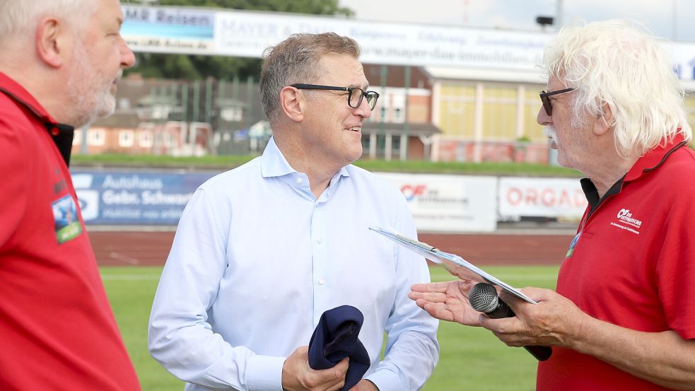 Die beiden Ostfriesland-Cup-Organisatoren Manfred Bloem (links) und Ewald Adden (rechts) waren sehr stolz darauf, dass der Turnierpate Jan-Christian Dreesen der Einladung zum Finale tatsächlich folgte.