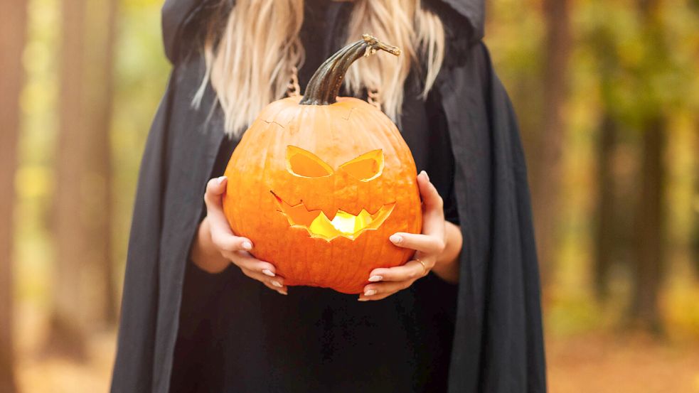 Halloween wird auch in Deutschland gerne gefeiert. Bei der Wahl des Halloween-Kostüms sollten jedoch ein paar Dinge beachtet werden. Foto: IMAGO/imagebroker/Dasha Petrenko