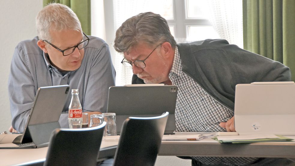 Samtgemeindebürgermeister Gerhard Ihmels (rechts) und sein Stellvertreter Jochen Behrends (links), hier in einer Fachausschusssitzung im September 2024, sind die beiden Zeitbeamten im Marienhafer Rathaus. Foto: Thomas Dirks