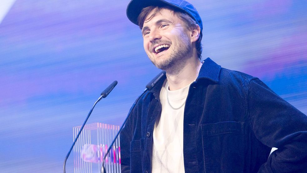 Phil Laude freut sich über den „Ehrenpreis“ bei den VideoDays Festival Awards. Foto: Rolf Vennenbernd/dpa