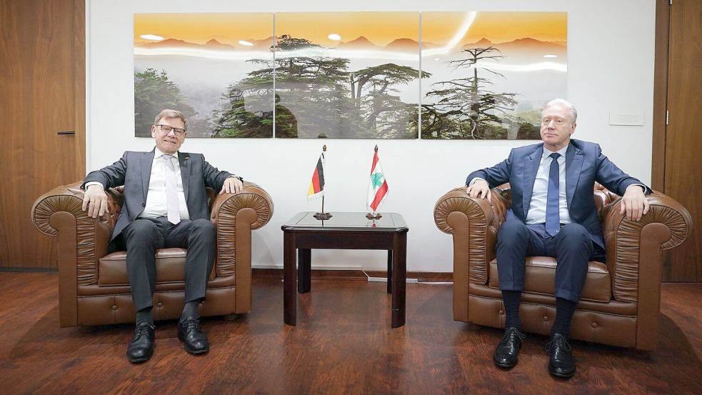 Außenminister Johann Wadephul (l, CDU) setzt seine Nahostreise im Libanon fort. In der Hauptstadt Beirut traf er seinen Amtskollegen Jussef Radschi. Unter anderem geht es um die Entwaffnung der Schiiten-Miliz Hisbollah. Foto: Marcus Brandt/dpa