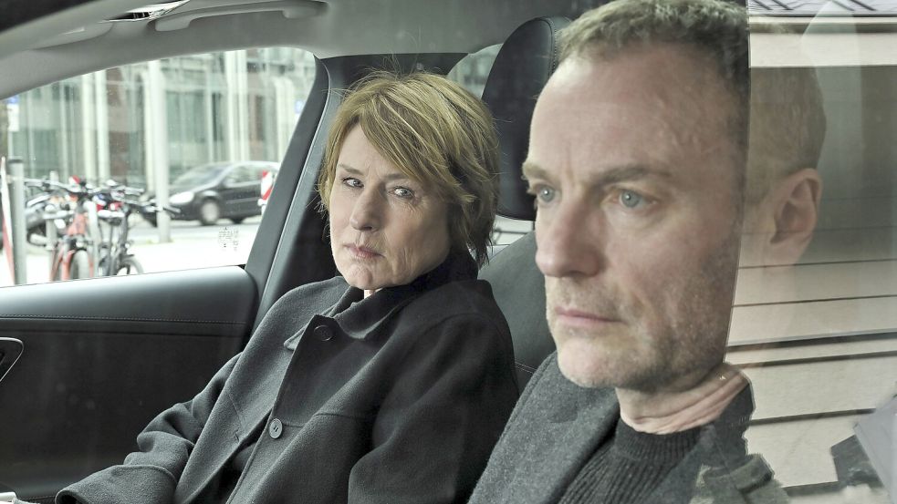 Susanne Bonard (Corinna Harfouch) und Robert Karow (Mark Waschke) observieren die Bundesdruckerei, um herauszufinden, was für ein Coup dort geplant ist. „Tatort: Erika Mustermann“, Sonntag, 20.15 Uhr im Ersten und in der ARD Mediathek. Foto: © rbb/Schiwago/Hardy Spitz