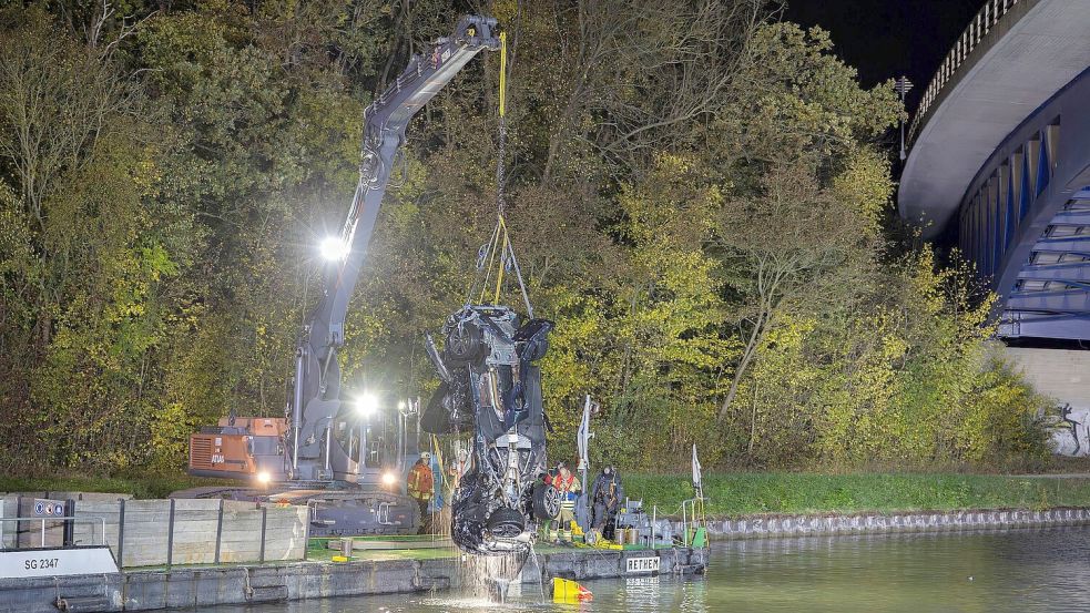 In diesem aus dem Mittellandkanal geborgenen Autowrack fanden Ermittler Einbruchswerkszeug. (Archivbild) Foto: Stefan Sobotta/dpa