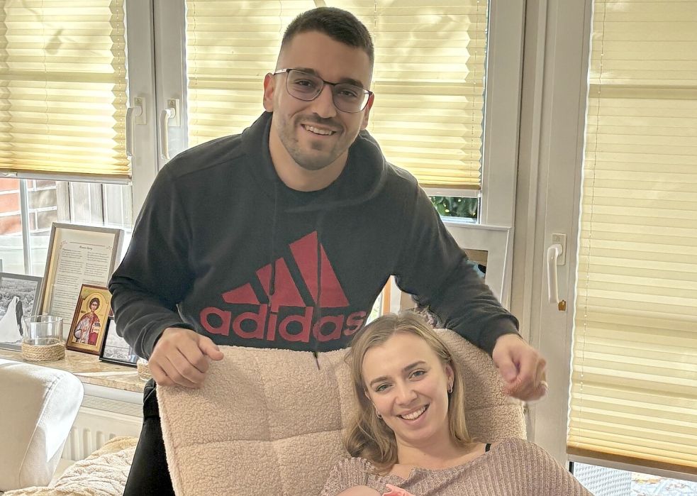 Strahinja Vucetic fühlt sich mit Frau Marija und der kleinen Tochter wohl in Aurich. Mit dem OHV möchte er in Zukunft noch einiges erreichen.Foto: Marco Lindenbeck